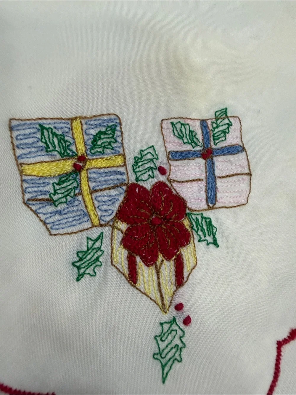 Vintage 60 inch Round White Embroidered Christmas Tree Tablecloth and 4 Napkins